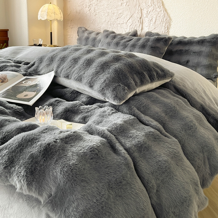 91家纺网 家纺一手货源 找家纺 仔仔熊 2025新款高克重兔毛绒四件套-瑞莎 瑞莎-雅士灰