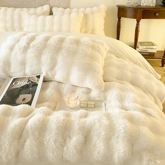 91家纺网 家纺一手货源 找家纺 仔仔熊 2025新款高克重兔毛绒四件套-瑞莎 瑞莎-奶油白