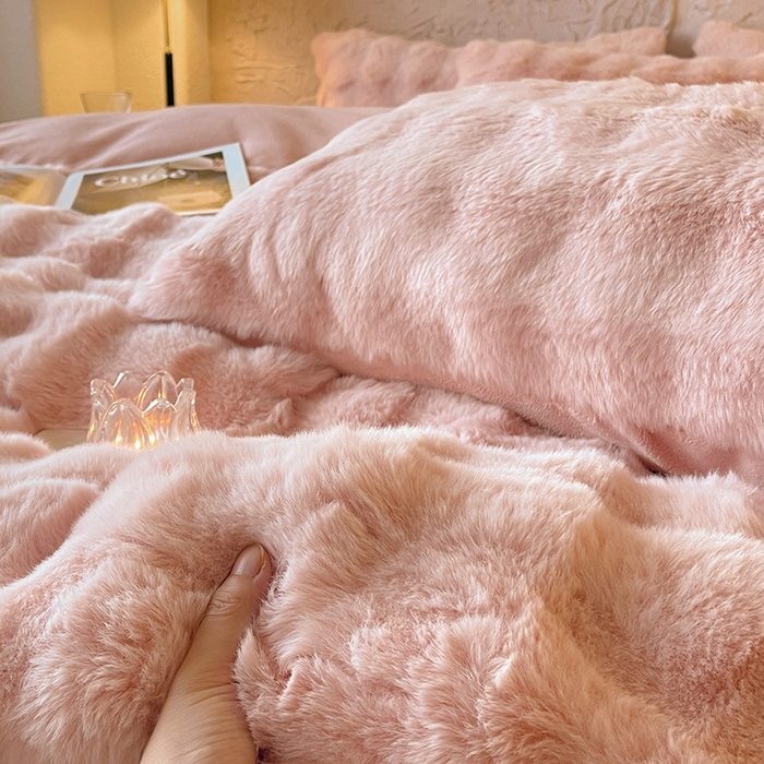 91家纺网 家纺一手货源 找家纺 仔仔熊 2025新款高克重兔毛绒四件套-瑞莎 瑞莎-蜜恋粉