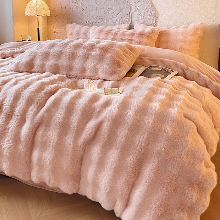 91家纺网 家纺一手货源 找家纺 仔仔熊 2025新款高克重兔毛绒四件套-瑞莎 瑞莎-蜜恋粉