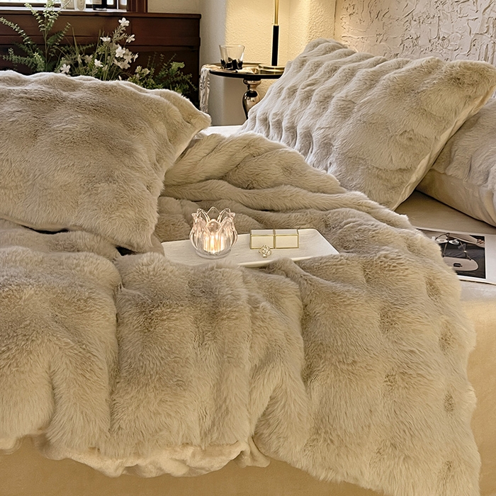 91家纺网 家纺一手货源 找家纺 仔仔熊 2025新款高克重兔毛绒四件套-瑞莎 瑞莎-淡雅米