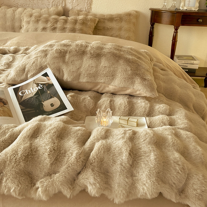 91家纺网 家纺一手货源 找家纺 仔仔熊 2025新款高克重兔毛绒四件套-瑞莎 瑞莎-暖茶棕