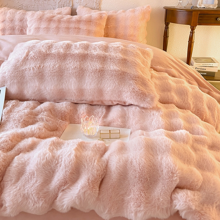 91家纺网 家纺一手货源 找家纺 仔仔熊 2025新款高克重兔毛绒四件套-瑞莎 瑞莎-蜜恋粉