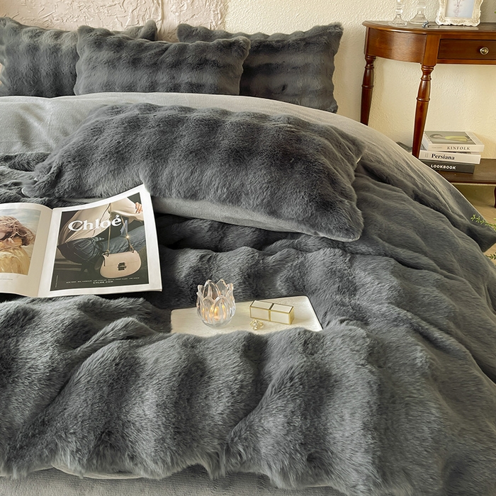 91家纺网 家纺一手货源 找家纺 仔仔熊 2025新款高克重兔毛绒四件套-瑞莎 瑞莎-雅士灰