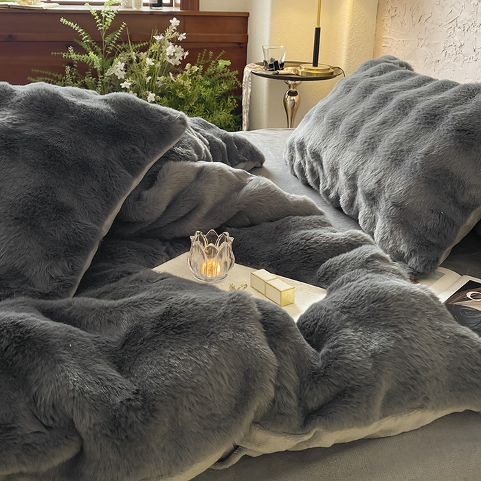 91家纺网 家纺一手货源 找家纺 仔仔熊 2025新款高克重兔毛绒四件套-瑞莎 瑞莎-雅士灰