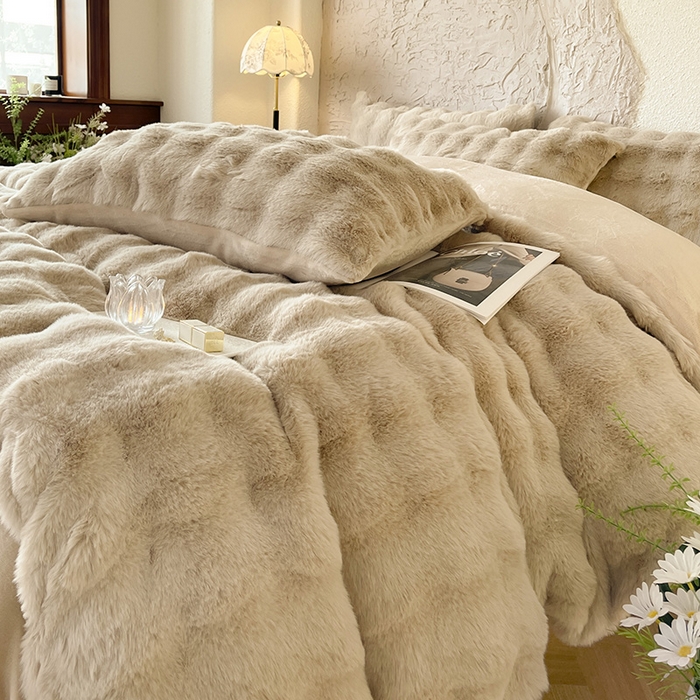 91家纺网 家纺一手货源 找家纺 仔仔熊 2025新款高克重兔毛绒四件套-瑞莎 瑞莎-淡雅米