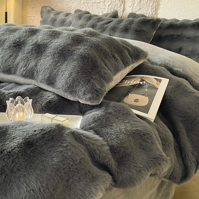 91家纺网 家纺一手货源 找家纺 仔仔熊 2025新款高克重兔毛绒四件套-瑞莎 瑞莎-雅士灰