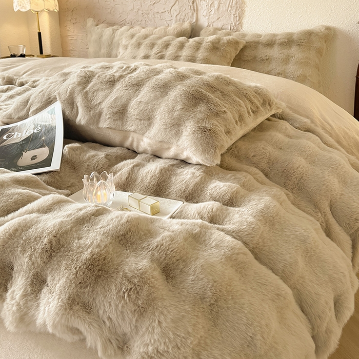 91家纺网 家纺一手货源 找家纺 仔仔熊 2025新款高克重兔毛绒四件套-瑞莎 瑞莎-淡雅米