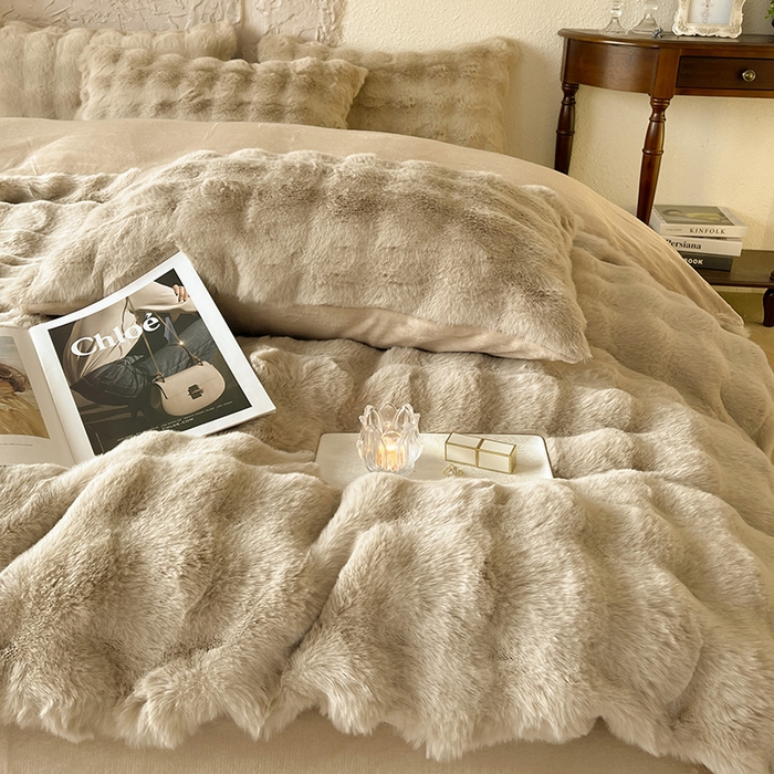 91家纺网 家纺一手货源 找家纺 仔仔熊 2025新款高克重兔毛绒四件套-瑞莎 瑞莎-淡雅米