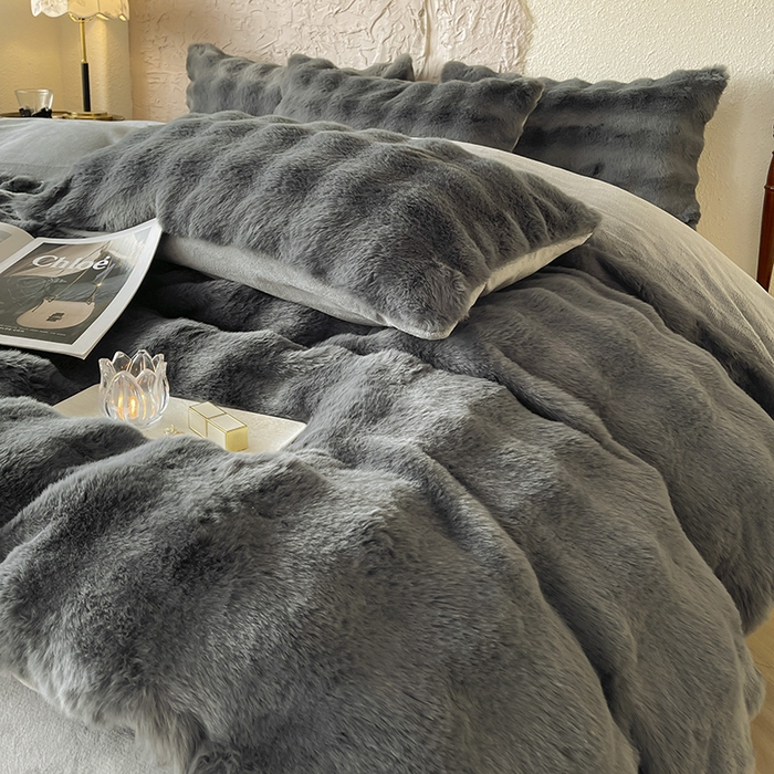 91家纺网 家纺一手货源 找家纺 仔仔熊 2025新款高克重兔毛绒四件套-瑞莎 瑞莎-雅士灰