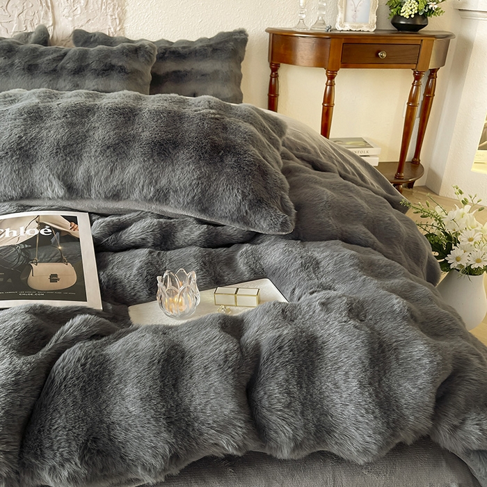 91家纺网 家纺一手货源 找家纺 仔仔熊 2025新款高克重兔毛绒四件套-瑞莎 瑞莎-雅士灰