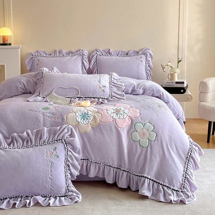 91家纺网 家纺一手货源 找家纺 畅畅家纺 2025新款轻奢高档冬季工艺款牛奶绒毛巾绣床单床笠四件套 花韵-浅紫