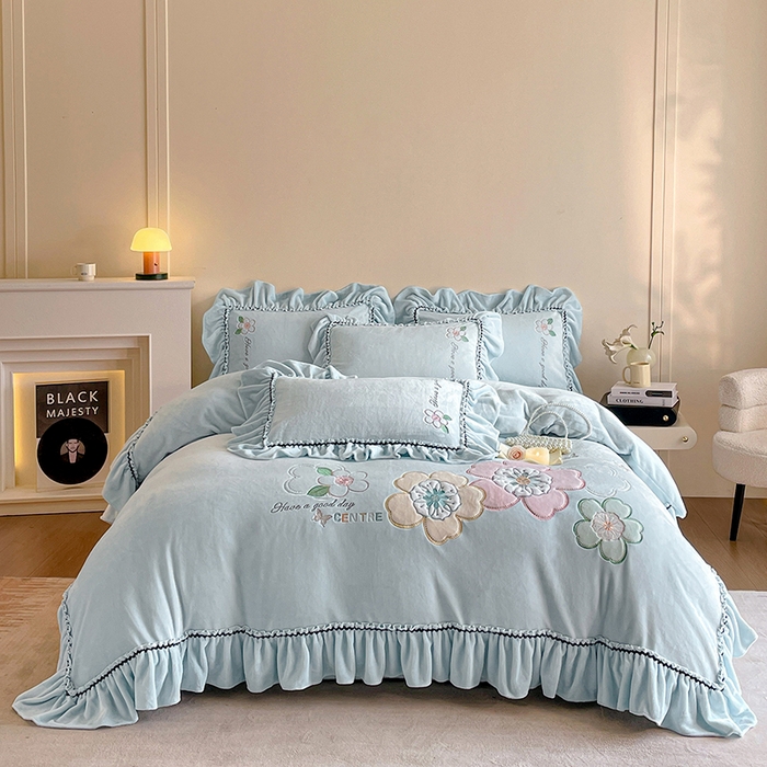 91家纺网 家纺一手货源 找家纺 （总）畅畅家纺 2025新款轻奢高档冬季工艺款牛奶绒毛巾绣床单床笠四件套