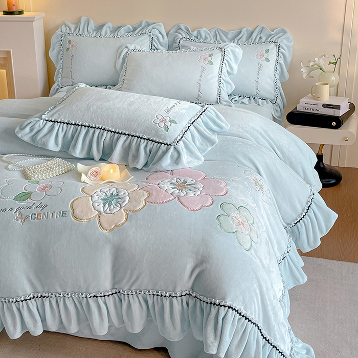 91家纺网 家纺一手货源 找家纺 （总）畅畅家纺 2025新款轻奢高档冬季工艺款牛奶绒毛巾绣床单床笠四件套