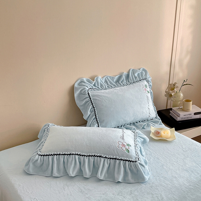 91家纺网 家纺一手货源 找家纺 （总）畅畅家纺 2025新款轻奢高档冬季工艺款牛奶绒毛巾绣床单床笠四件套