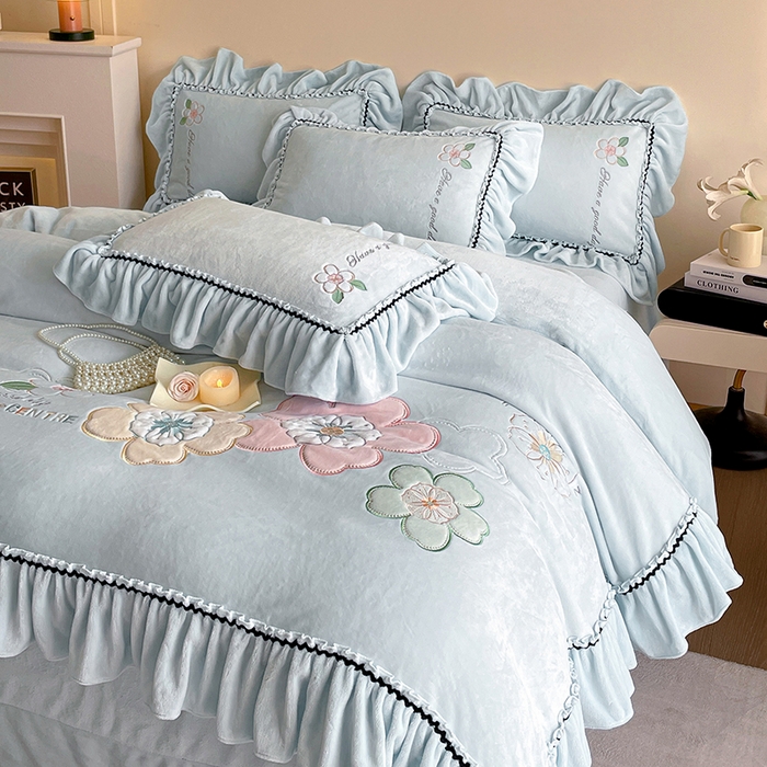 91家纺网 家纺一手货源 找家纺 （总）畅畅家纺 2025新款轻奢高档冬季工艺款牛奶绒毛巾绣床单床笠四件套