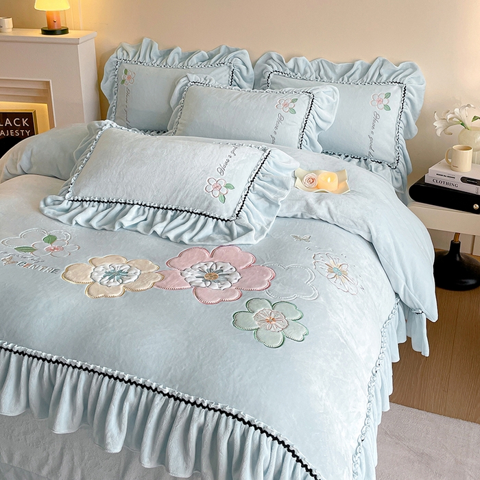 91家纺网 家纺一手货源 找家纺 （总）畅畅家纺 2025新款轻奢高档冬季工艺款牛奶绒毛巾绣床单床笠四件套