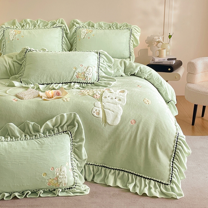 91家纺网 家纺一手货源 找家纺 畅畅家纺 2025新款轻奢高档冬季工艺款牛奶绒毛巾绣床单床笠四件套 梦境-青柠绿
