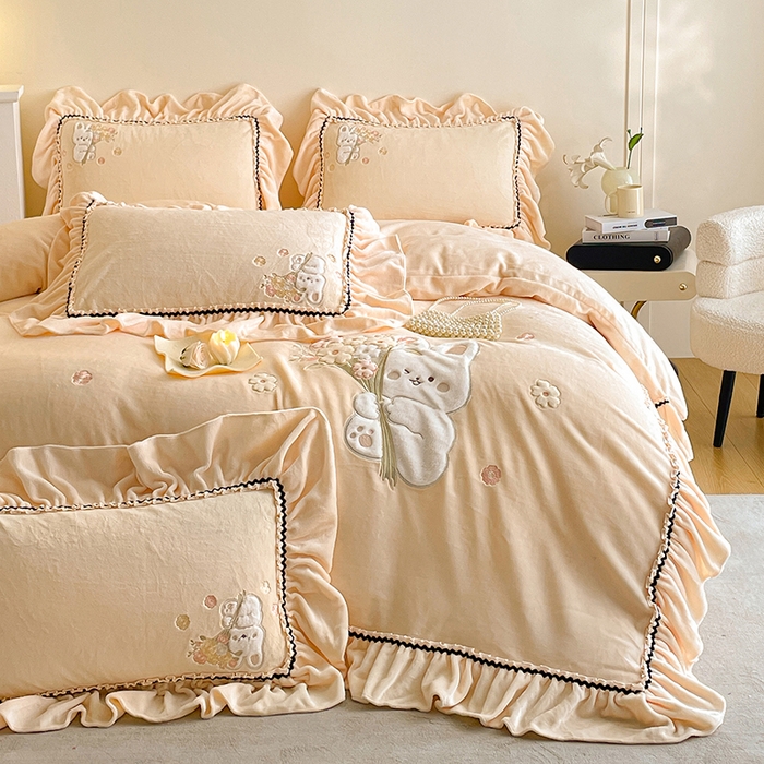 91家纺网 家纺一手货源 找家纺 畅畅家纺 2025新款轻奢高档冬季工艺款牛奶绒毛巾绣床单床笠四件套 梦境-浅米黄