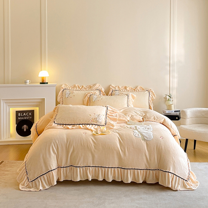 91家纺网 家纺一手货源 找家纺 畅畅家纺 2025新款轻奢高档冬季工艺款牛奶绒毛巾绣床单床笠四件套 梦境-浅米黄