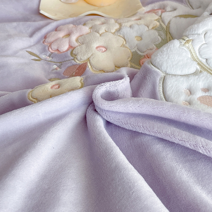 91家纺网 家纺一手货源 找家纺 畅畅家纺 2025新款轻奢高档冬季工艺款牛奶绒毛巾绣床单床笠四件套 梦境-浅紫