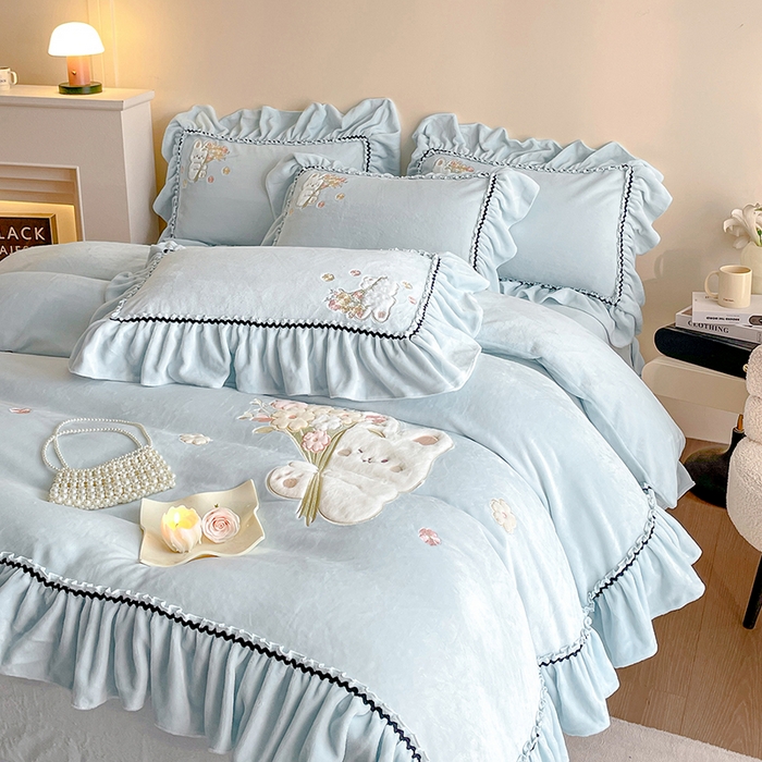 91家纺网 家纺一手货源 找家纺 畅畅家纺 2025新款轻奢高档冬季工艺款牛奶绒毛巾绣床单床笠四件套 梦境-浅蓝