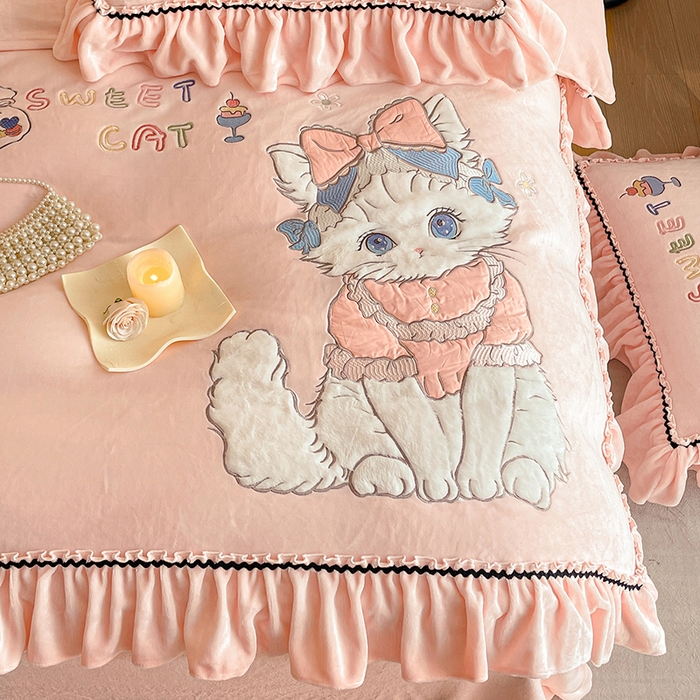 91家纺网 家纺一手货源 找家纺 畅畅家纺 2025新款轻奢高档冬季工艺款牛奶绒毛巾绣床单床笠四件套 蜜语-樱花粉