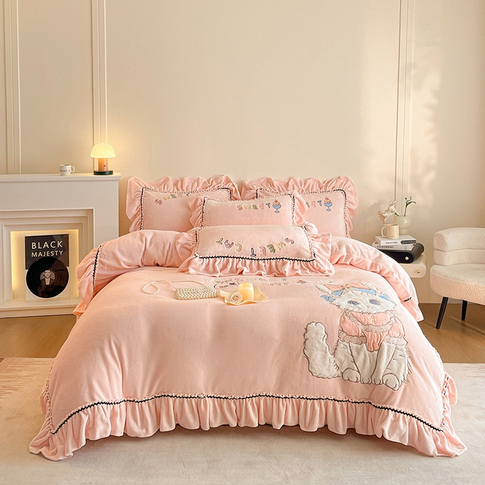 91家纺网 家纺一手货源 找家纺 畅畅家纺 2025新款轻奢高档冬季工艺款牛奶绒毛巾绣床单床笠四件套 蜜语-樱花粉