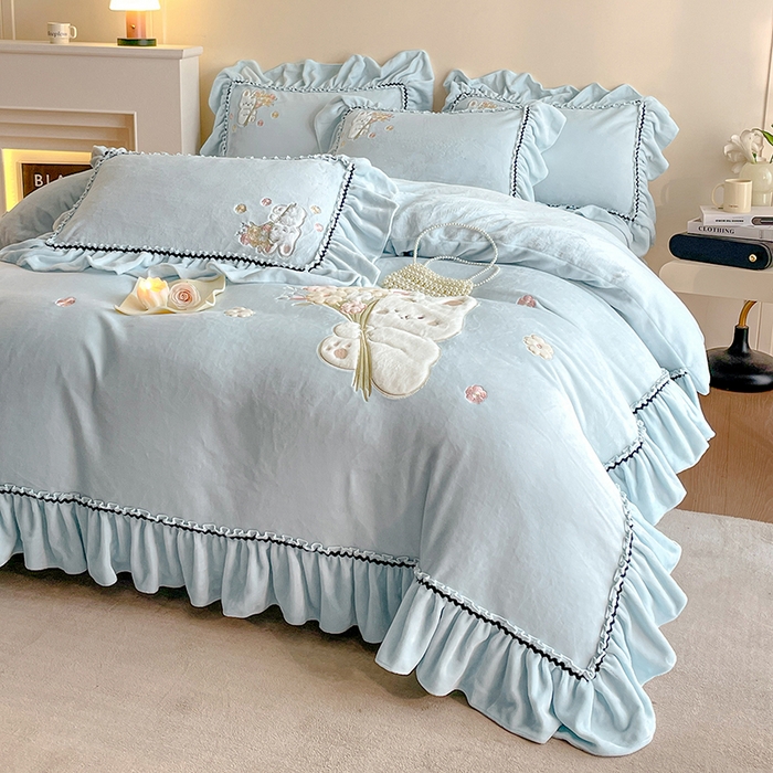 91家纺网 家纺一手货源 找家纺 畅畅家纺 2025新款轻奢高档冬季工艺款牛奶绒毛巾绣床单床笠四件套 梦境-浅蓝