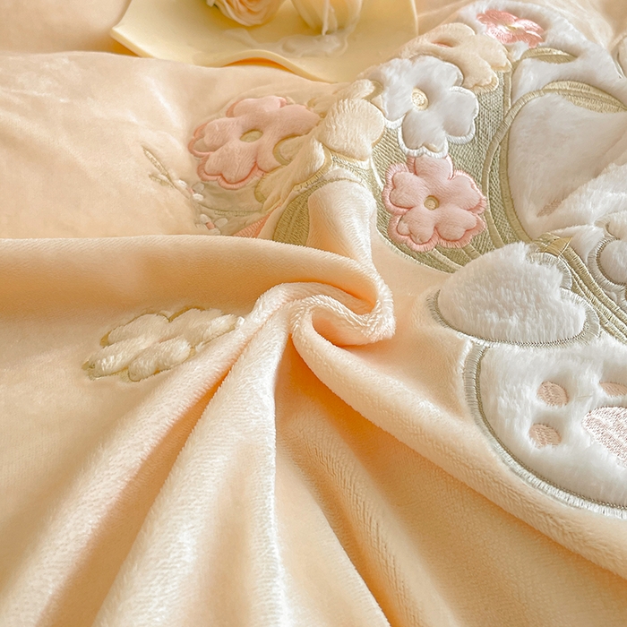 91家纺网 家纺一手货源 找家纺 畅畅家纺 2025新款轻奢高档冬季工艺款牛奶绒毛巾绣床单床笠四件套 梦境-浅米黄