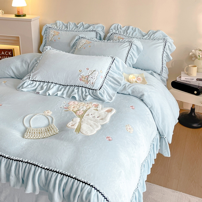 91家纺网 家纺一手货源 找家纺 畅畅家纺 2025新款轻奢高档冬季工艺款牛奶绒毛巾绣床单床笠四件套 梦境-浅蓝