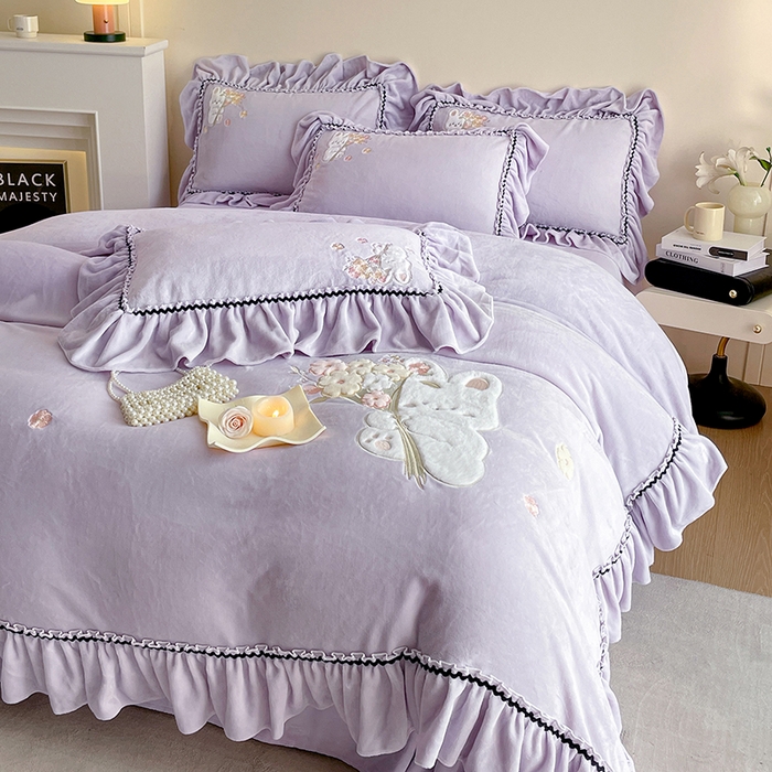 91家纺网 家纺一手货源 找家纺 畅畅家纺 2025新款轻奢高档冬季工艺款牛奶绒毛巾绣床单床笠四件套 梦境-浅紫