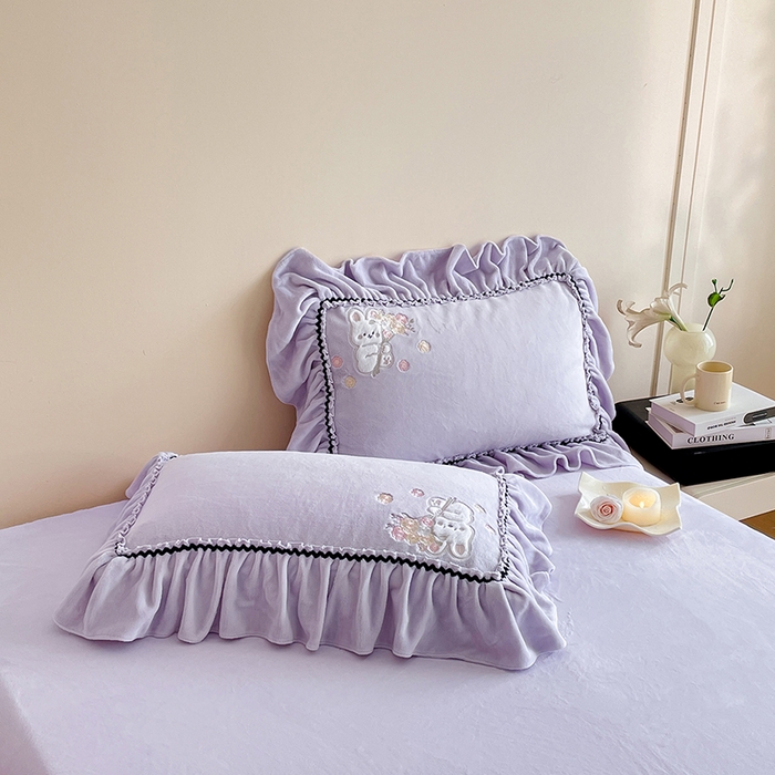 91家纺网 家纺一手货源 找家纺 畅畅家纺 2025新款轻奢高档冬季工艺款牛奶绒毛巾绣床单床笠四件套 梦境-浅紫