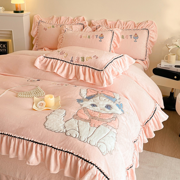 91家纺网 家纺一手货源 找家纺 畅畅家纺 2025新款轻奢高档冬季工艺款牛奶绒毛巾绣床单床笠四件套 蜜语-樱花粉