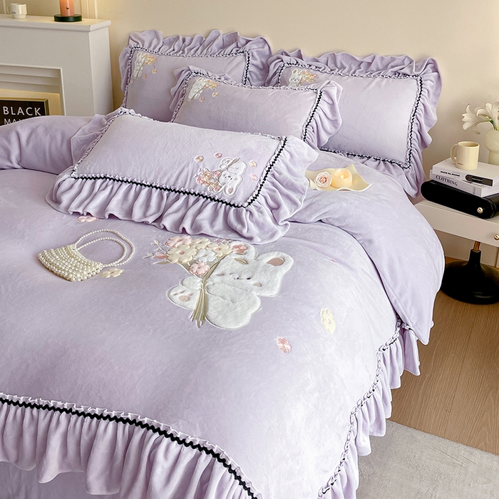 91家纺网 家纺一手货源 找家纺 畅畅家纺 2025新款轻奢高档冬季工艺款牛奶绒毛巾绣床单床笠四件套 梦境-浅紫