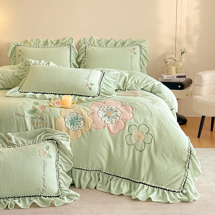 畅畅家纺 2025新款轻奢高档冬季工艺款牛奶绒毛巾绣床单床笠四件套 花韵-青柠绿