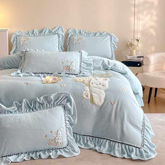 畅畅家纺 2025新款轻奢高档冬季工艺款牛奶绒毛巾绣床单床笠四件套 梦境-浅蓝