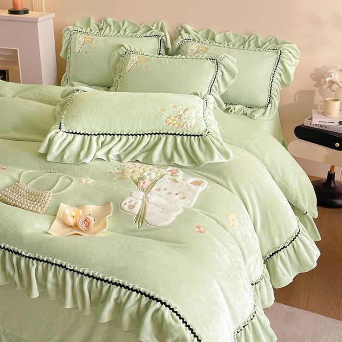 91家纺网 家纺一手货源 找家纺 畅畅家纺 2025新款轻奢高档冬季工艺款牛奶绒毛巾绣床单床笠四件套 梦境-青柠绿