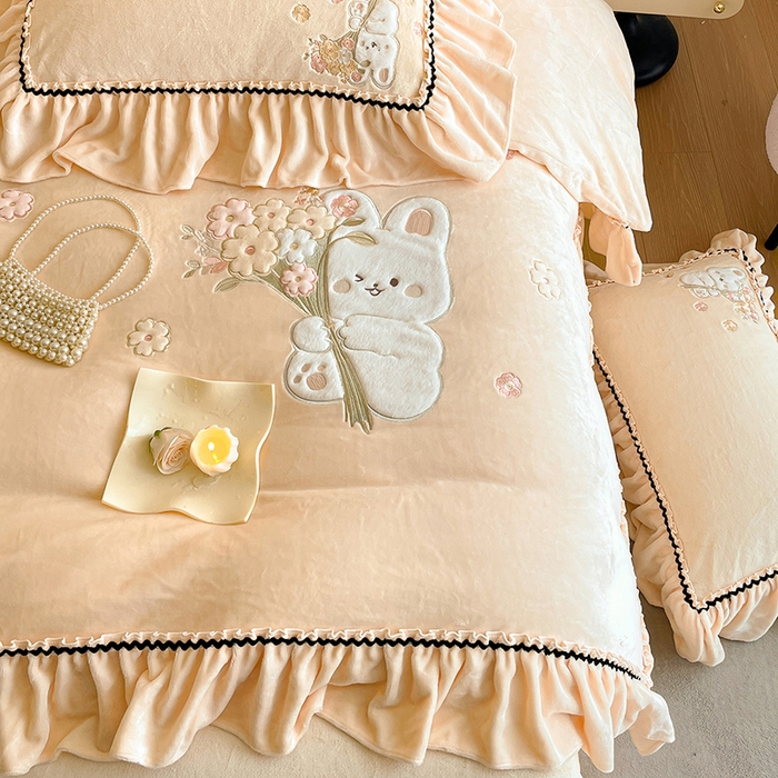 91家纺网 家纺一手货源 找家纺 畅畅家纺 2025新款轻奢高档冬季工艺款牛奶绒毛巾绣床单床笠四件套 梦境-浅米黄