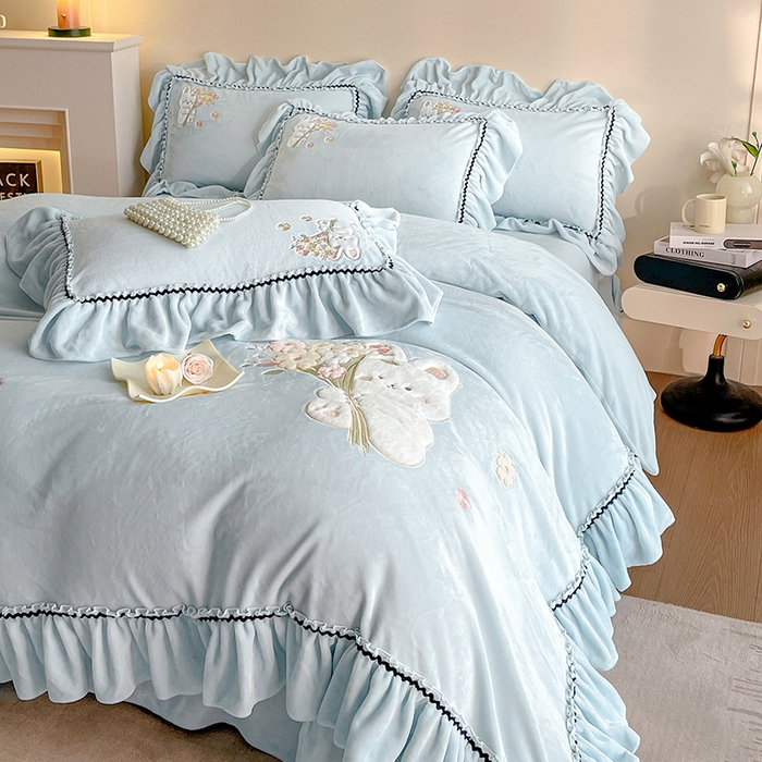 91家纺网 家纺一手货源 找家纺 畅畅家纺 2025新款轻奢高档冬季工艺款牛奶绒毛巾绣床单床笠四件套 梦境-浅蓝