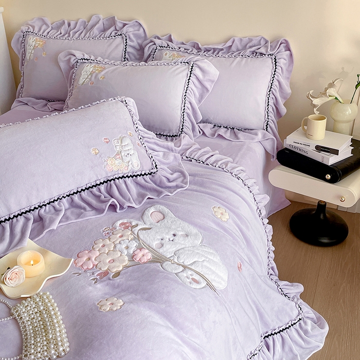 91家纺网 家纺一手货源 找家纺 畅畅家纺 2025新款轻奢高档冬季工艺款牛奶绒毛巾绣床单床笠四件套 梦境-浅紫