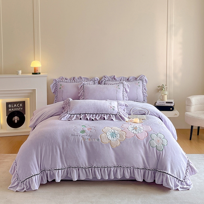 91家纺网 家纺一手货源 找家纺 畅畅家纺 2025新款轻奢高档冬季工艺款牛奶绒毛巾绣床单床笠四件套 花韵-浅紫