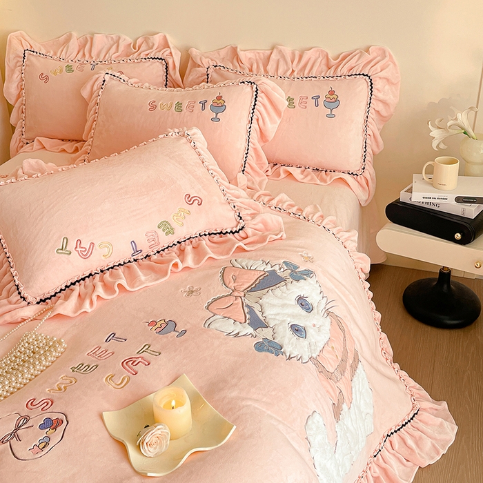 91家纺网 家纺一手货源 找家纺 畅畅家纺 2025新款轻奢高档冬季工艺款牛奶绒毛巾绣床单床笠四件套 蜜语-樱花粉