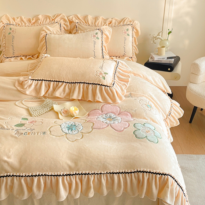 91家纺网 家纺一手货源 找家纺 畅畅家纺 2025新款轻奢高档冬季工艺款牛奶绒毛巾绣床单床笠四件套 花韵-浅米黄