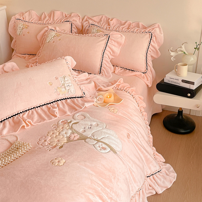 91家纺网 家纺一手货源 找家纺 畅畅家纺 2025新款轻奢高档冬季工艺款牛奶绒毛巾绣床单床笠四件套 梦境-樱花粉