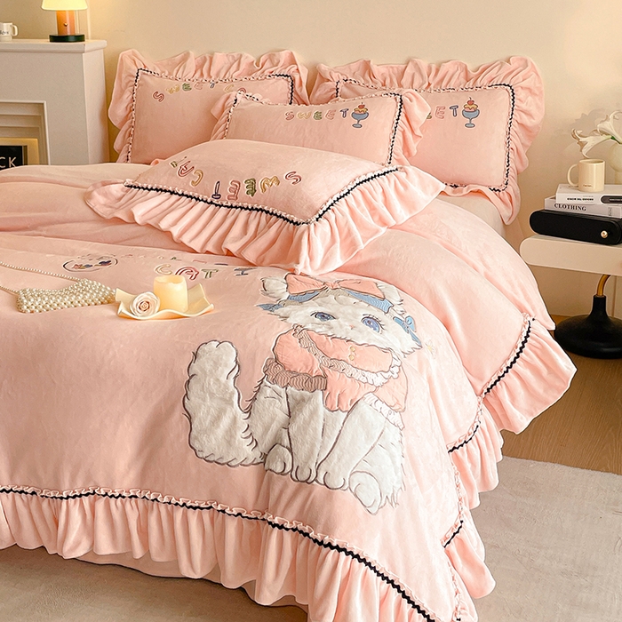 91家纺网 家纺一手货源 找家纺 畅畅家纺 2025新款轻奢高档冬季工艺款牛奶绒毛巾绣床单床笠四件套 蜜语-樱花粉