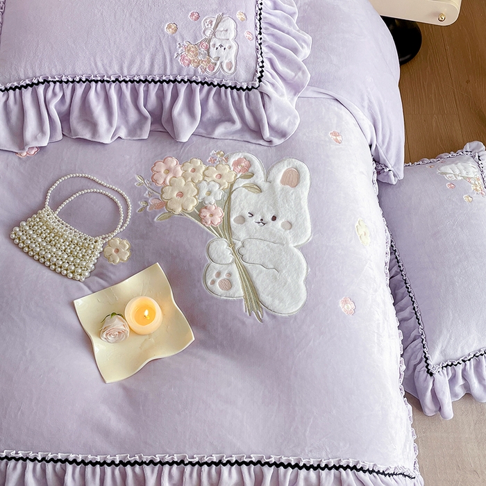 91家纺网 家纺一手货源 找家纺 畅畅家纺 2025新款轻奢高档冬季工艺款牛奶绒毛巾绣床单床笠四件套 梦境-浅紫