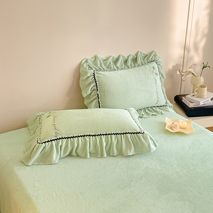 91家纺网 家纺一手货源 找家纺 畅畅家纺 2025新款轻奢高档冬季工艺款牛奶绒毛巾绣床单床笠四件套 花韵-青柠绿