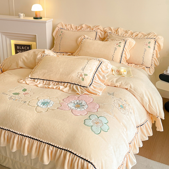 91家纺网 家纺一手货源 找家纺 畅畅家纺 2025新款轻奢高档冬季工艺款牛奶绒毛巾绣床单床笠四件套 花韵-浅米黄