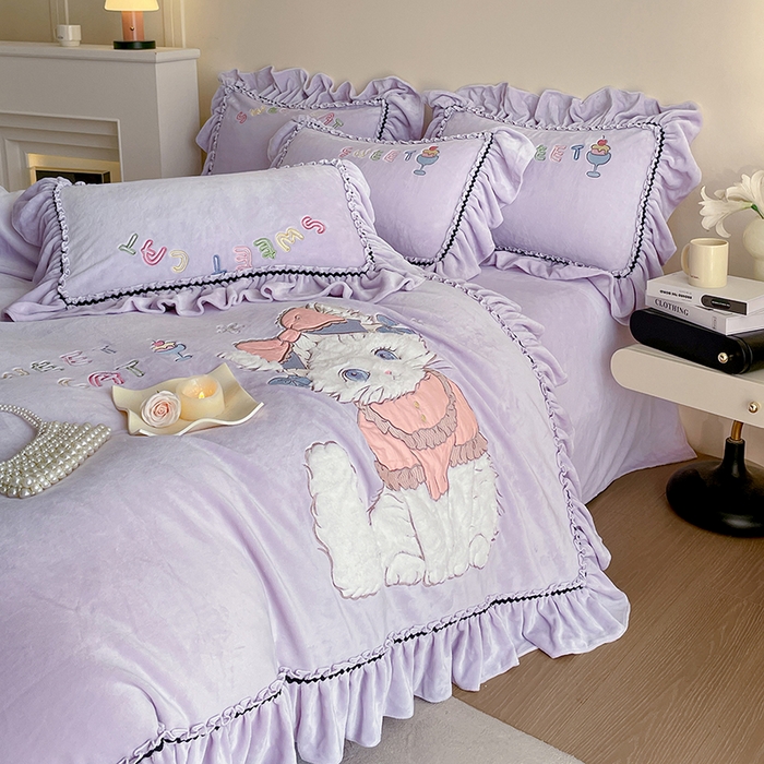 91家纺网 家纺一手货源 找家纺 畅畅家纺 2025新款轻奢高档冬季工艺款牛奶绒毛巾绣床单床笠四件套 蜜语-浅紫